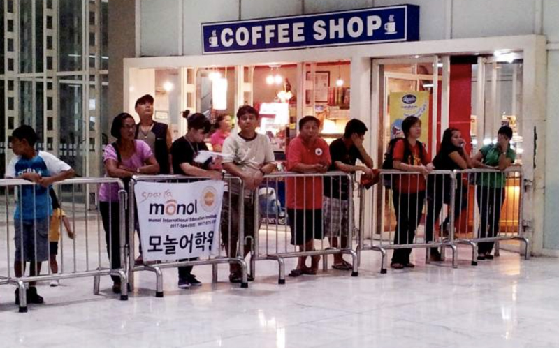 MONOL的学生经理在马尼拉机场迎接新学员。