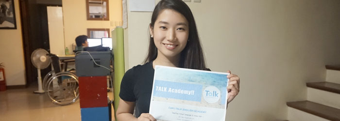 碧瑶英语学校Talk的日本学生经理拿着学校的宣传册
